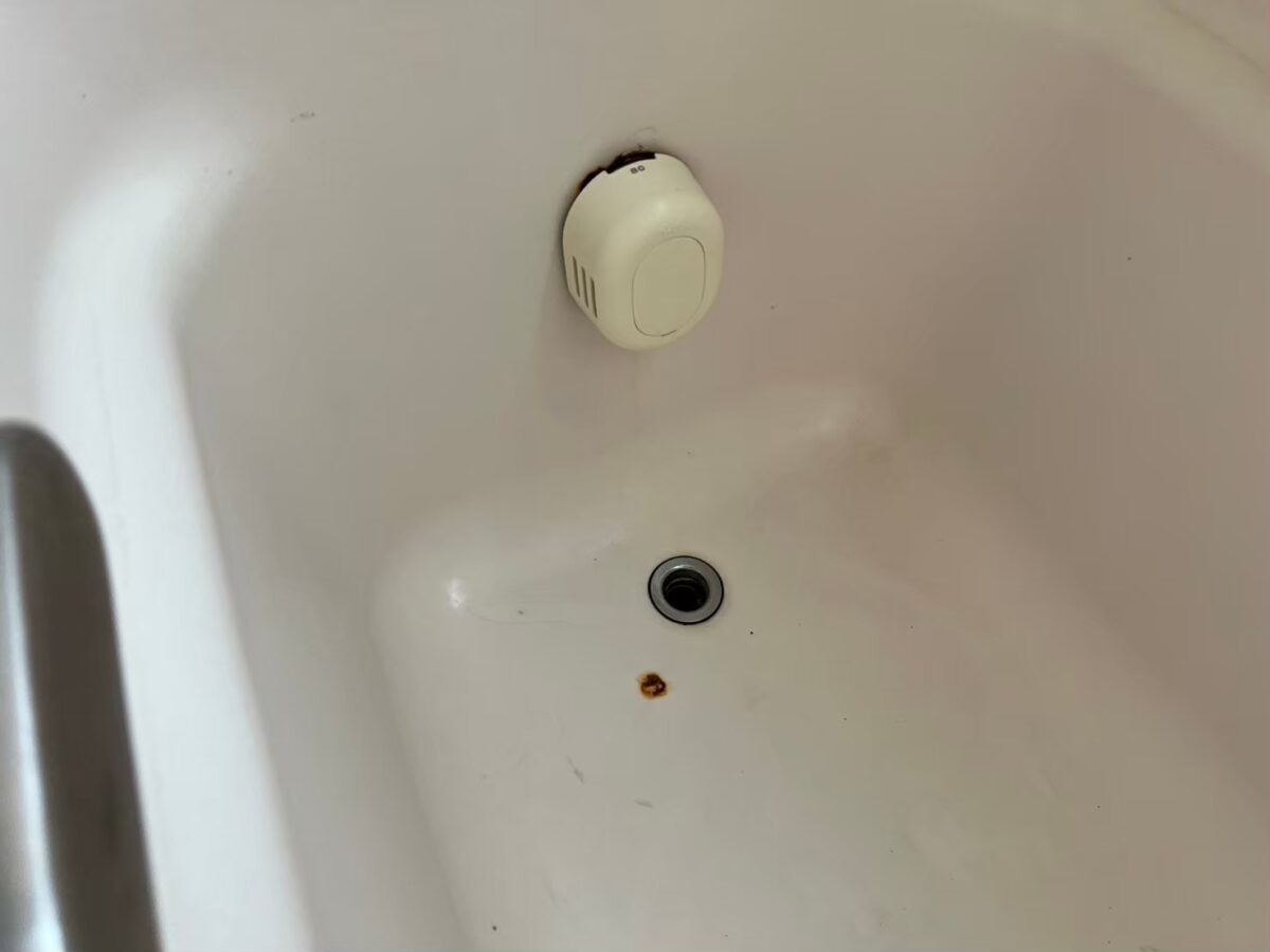 施工前、排水口とオーバーフローのまわり。排水口のそばにサビ色の小さな点がある