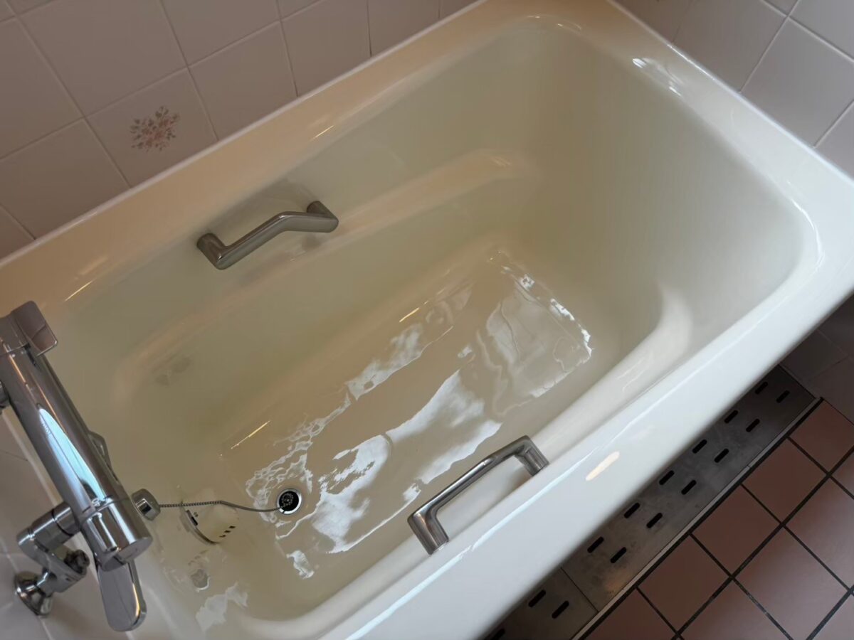施工後、ライトアイボリーに再生塗装した浴槽を斜め上から見たところ
