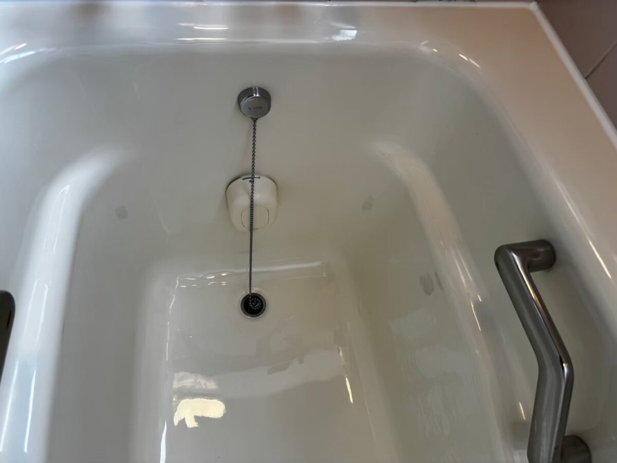 施工後、排水口とオーバーフローのまわり。サビ色の点が見えなくなった