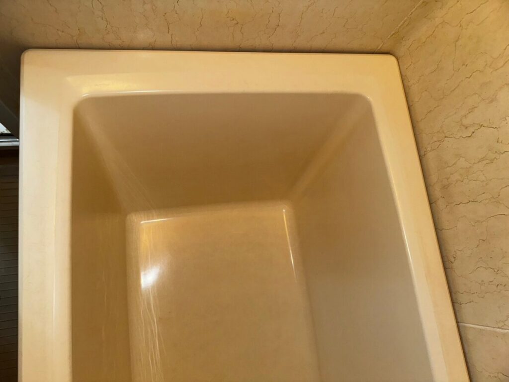 施工前、浴槽の内側を真上から見たところ。内側は黄みがかったクリーム色