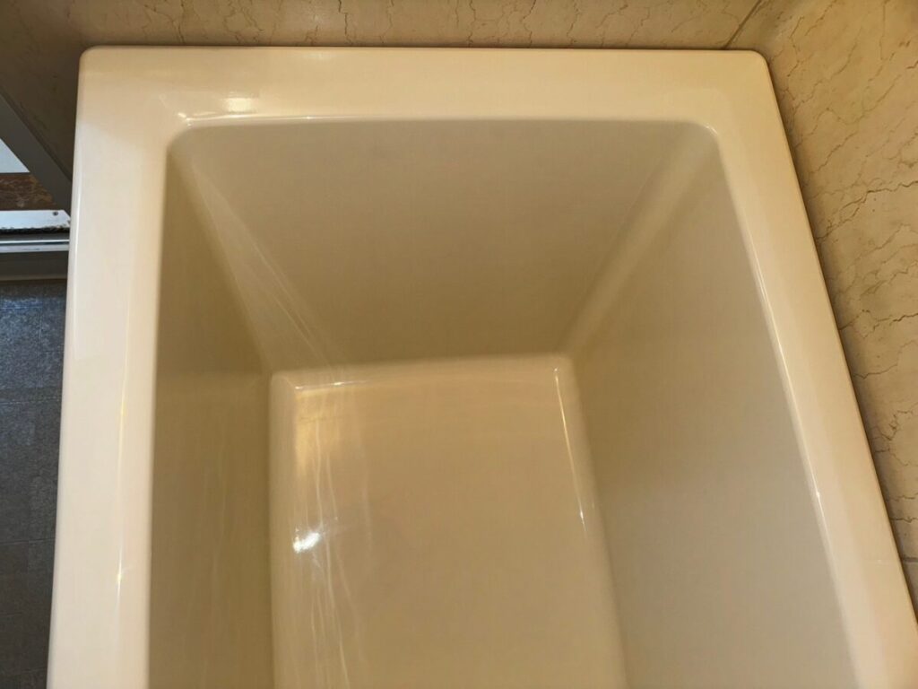施工後、浴槽の内側を真上から見たところ。内側が明るいアイボリー色になっている