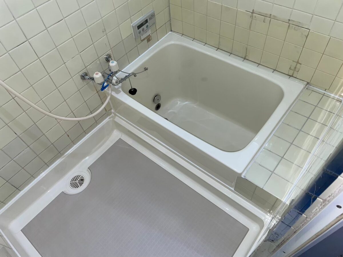 神戸市の施工後、ライトアイボリーの浴槽と床シートに生まれ変わった浴室