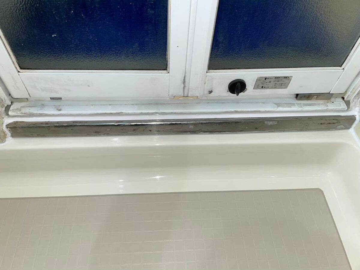 施工後、窓まわりと防水パンのふち。汚れがなくなり白くそろっている