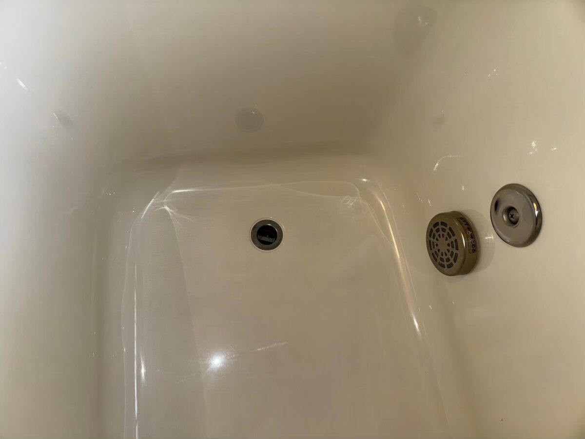 施工後、排水口とオーバーフロー金具のまわり。まわりの面も同じ色