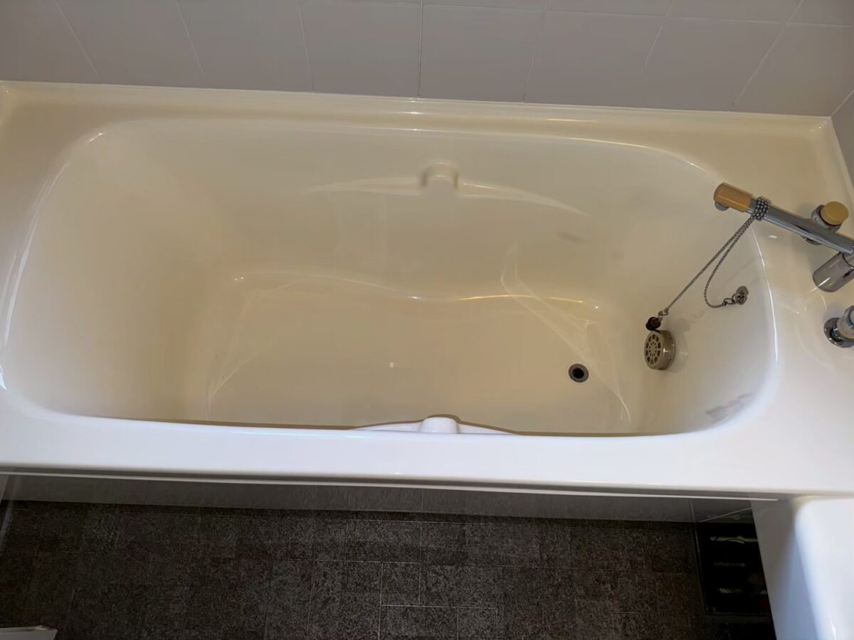 施工後、浴槽を真上から見たところ。内側もふちもライトアイボリー