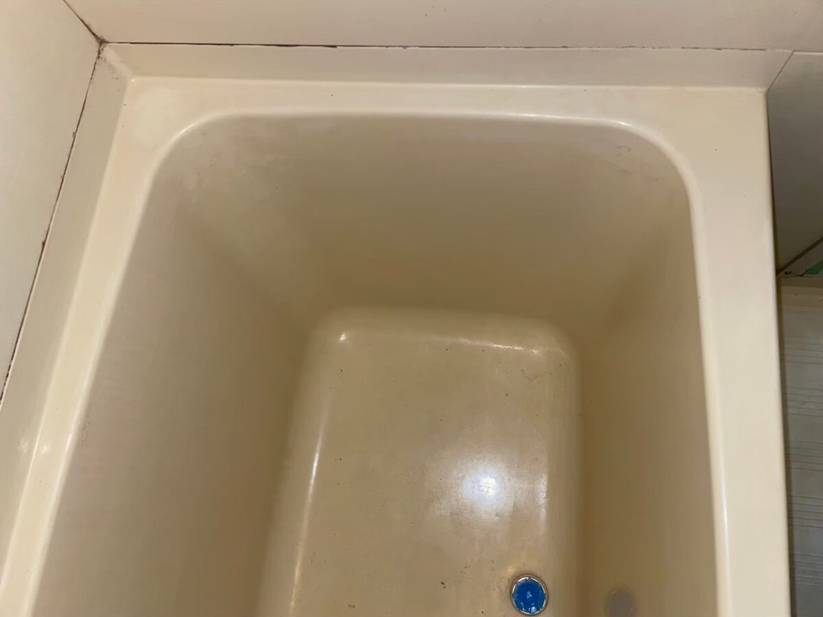 施工前、浴槽の内側を近くから見たところ。全体にくすみがあり、底に汚れが残っている
