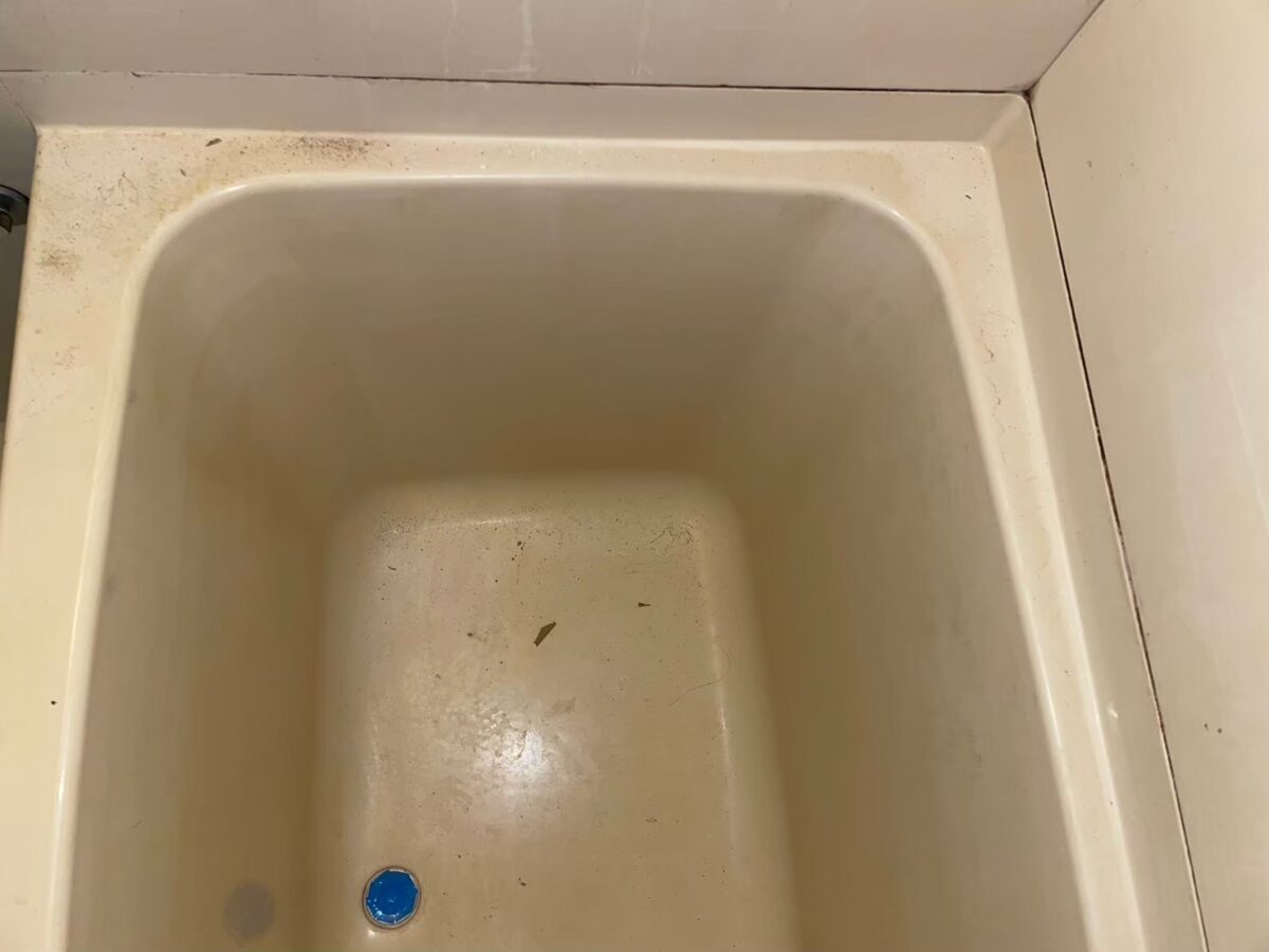 施工前、浴槽のふちの内側。ふちと底に汚れがある