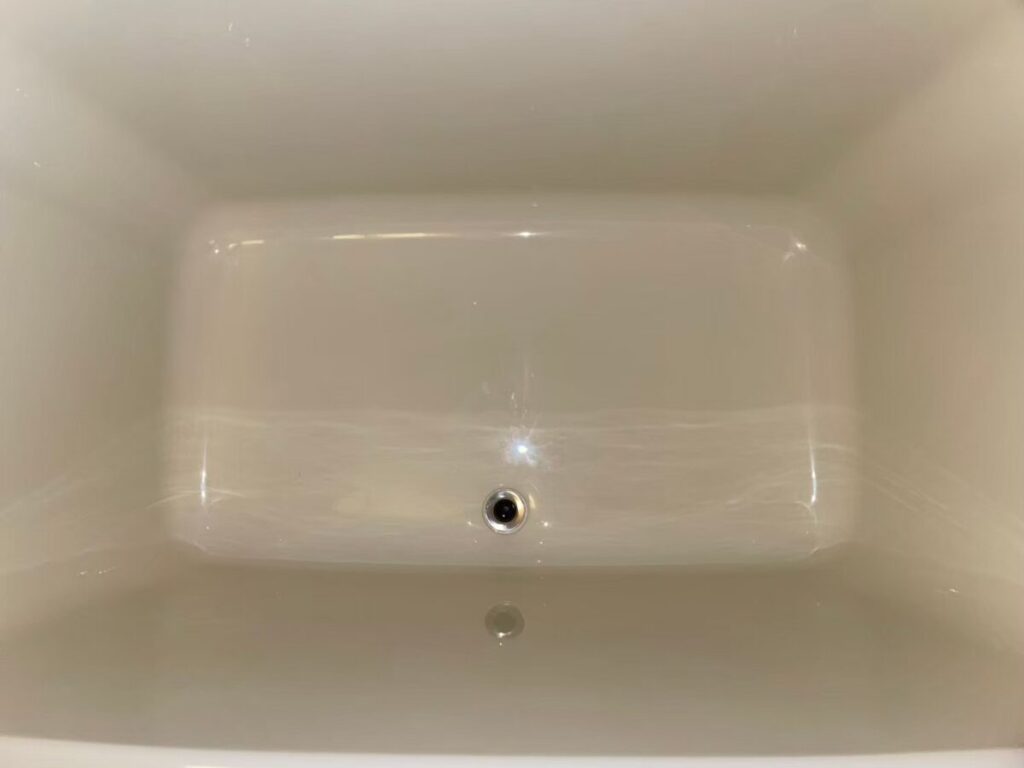 施工後、浴槽の底を近くから見たところ。施工前にあった黒い点状の汚れは見当たらない