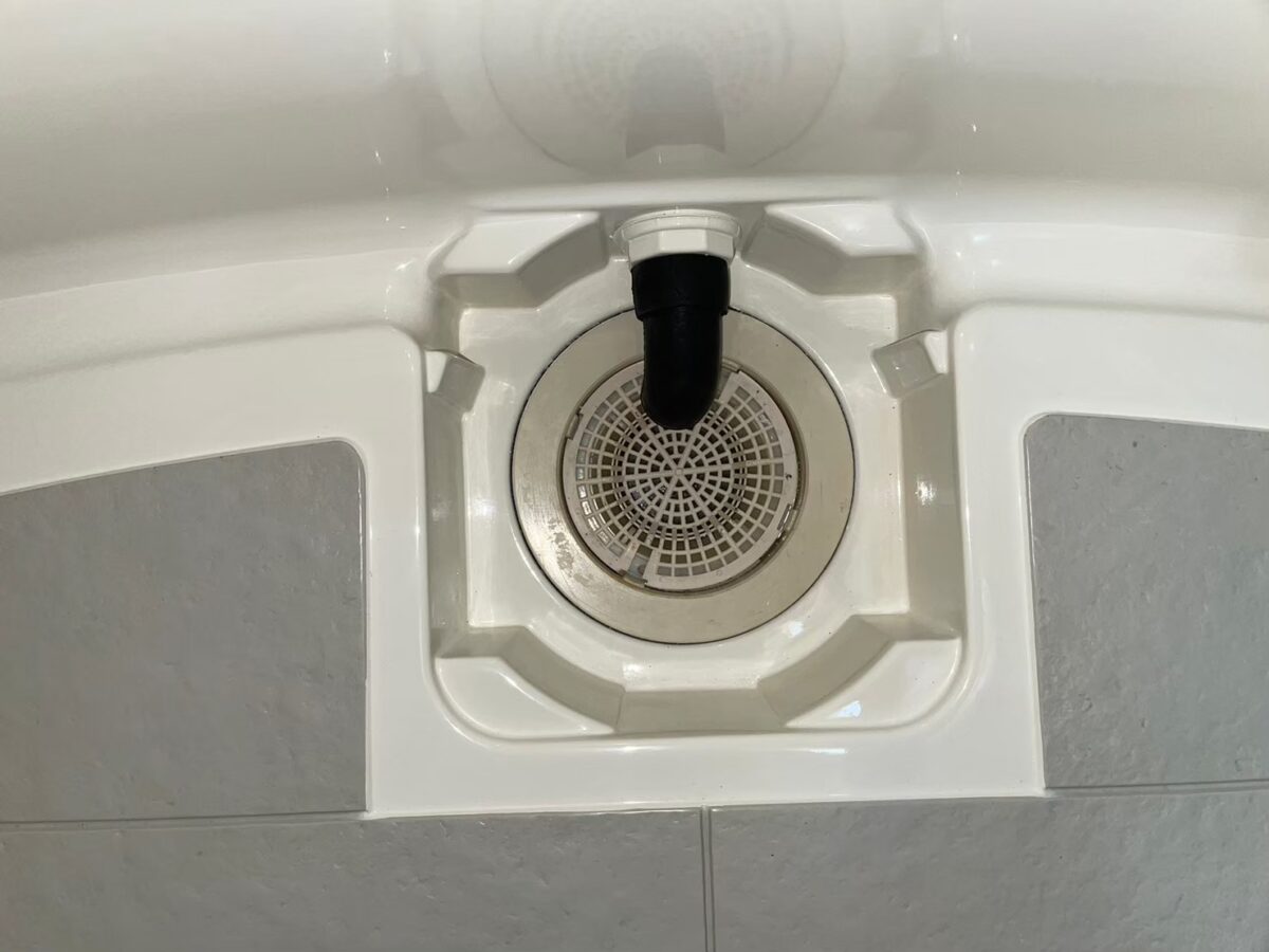 施工後、排水口まわり。黒いカビ汚れが見えなくなった