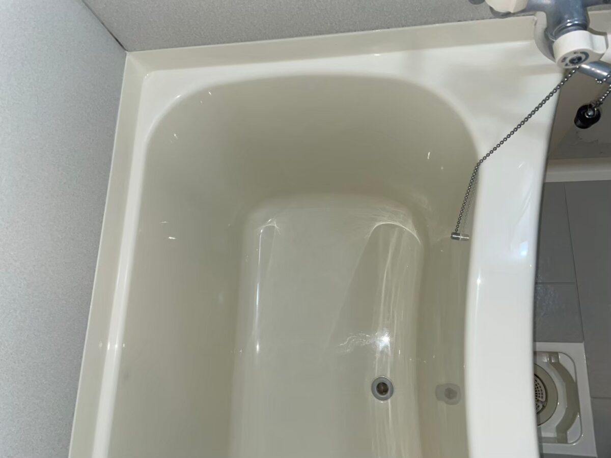 施工後、浴槽を斜め上から見たところ