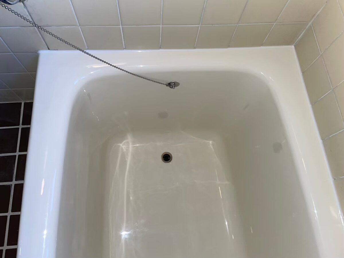 施工後、水栓側から見た浴槽の内側。内側全体がつやのあるライトアイボリー