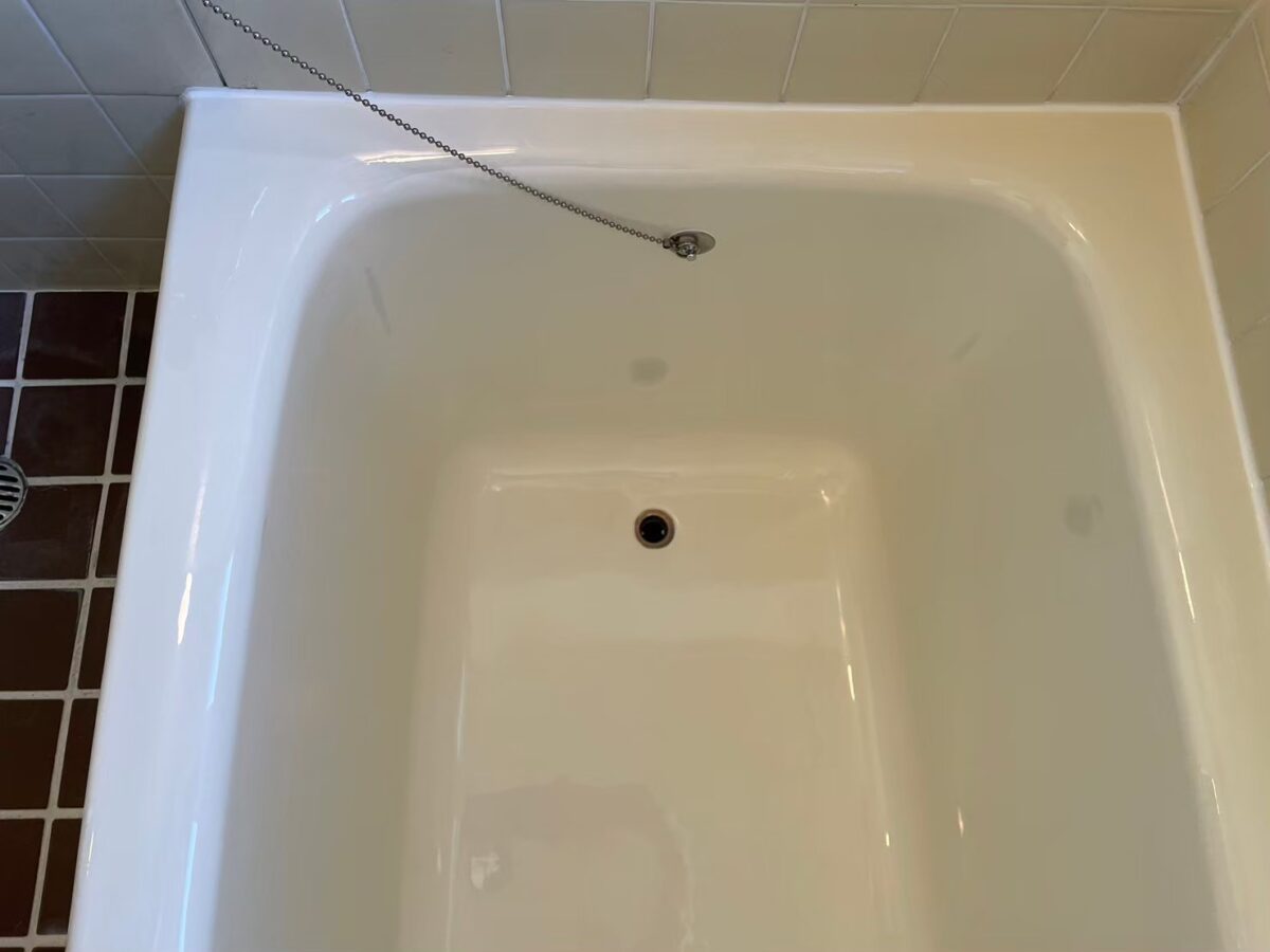 施工後、浴槽のふちの内側を近くから見たところ。ふちに沿ってなめらかに仕上がっている