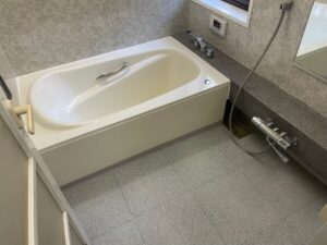 施工後、ほぼ同じ角度から見た浴室。浴槽がライトアイボリーになり、前面（エプロン）まで同じ色になっている
