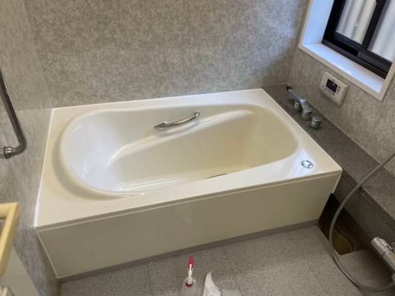 施工後、窓が見える角度から浴室を見たところ。浴槽の内側までつやのあるライトアイボリー