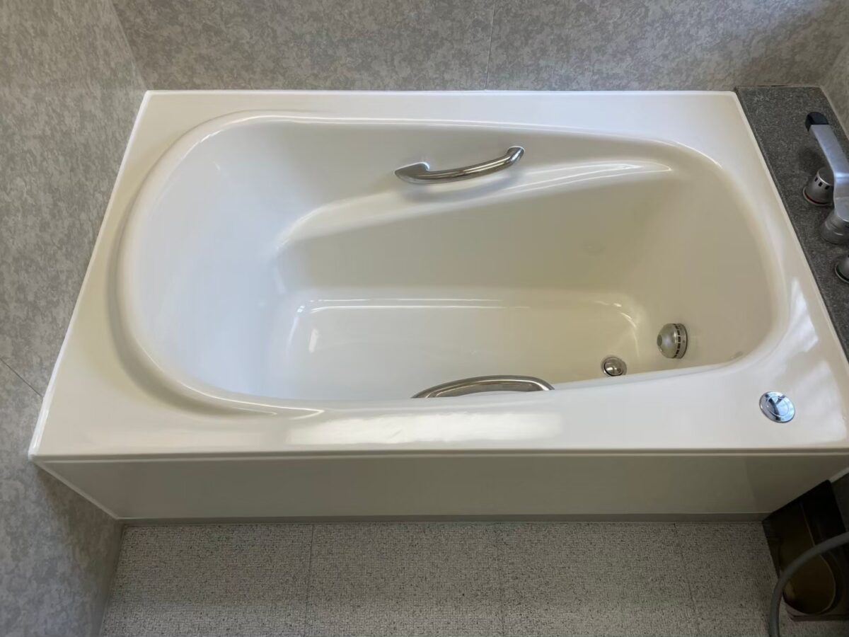 施工後、浴槽の内側を別の方向から見たところ。側面から排水口のまわりまで、同じライトアイボリー