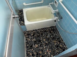 施工後、同じ角度から見た浴室。ホーロー浴槽がライトアイボリーになっている