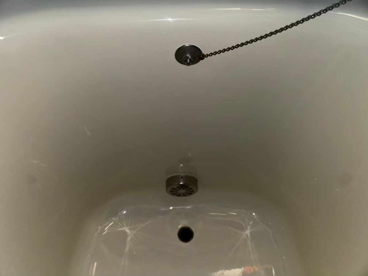 施工後、浴槽の排水口とその上の金具のまわり。サビ色の汚れは見当たらない