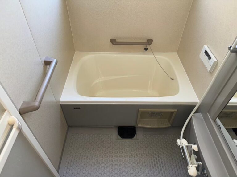 横浜市旭区の施工後、ライトアイボリーに再生塗装した浴槽のユニットバス
