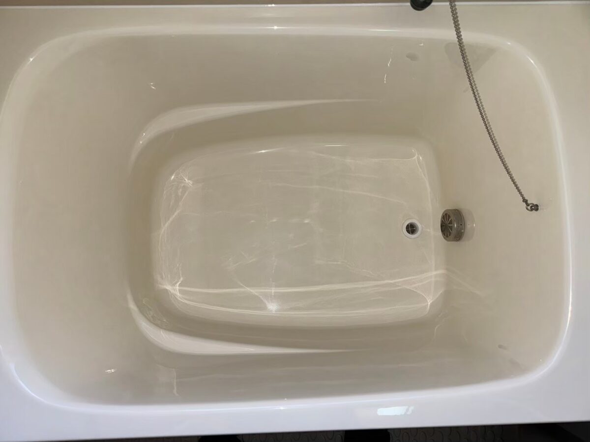 施工後、浴槽を真上から見たところ。内側がつやのあるライトアイボリーになっている