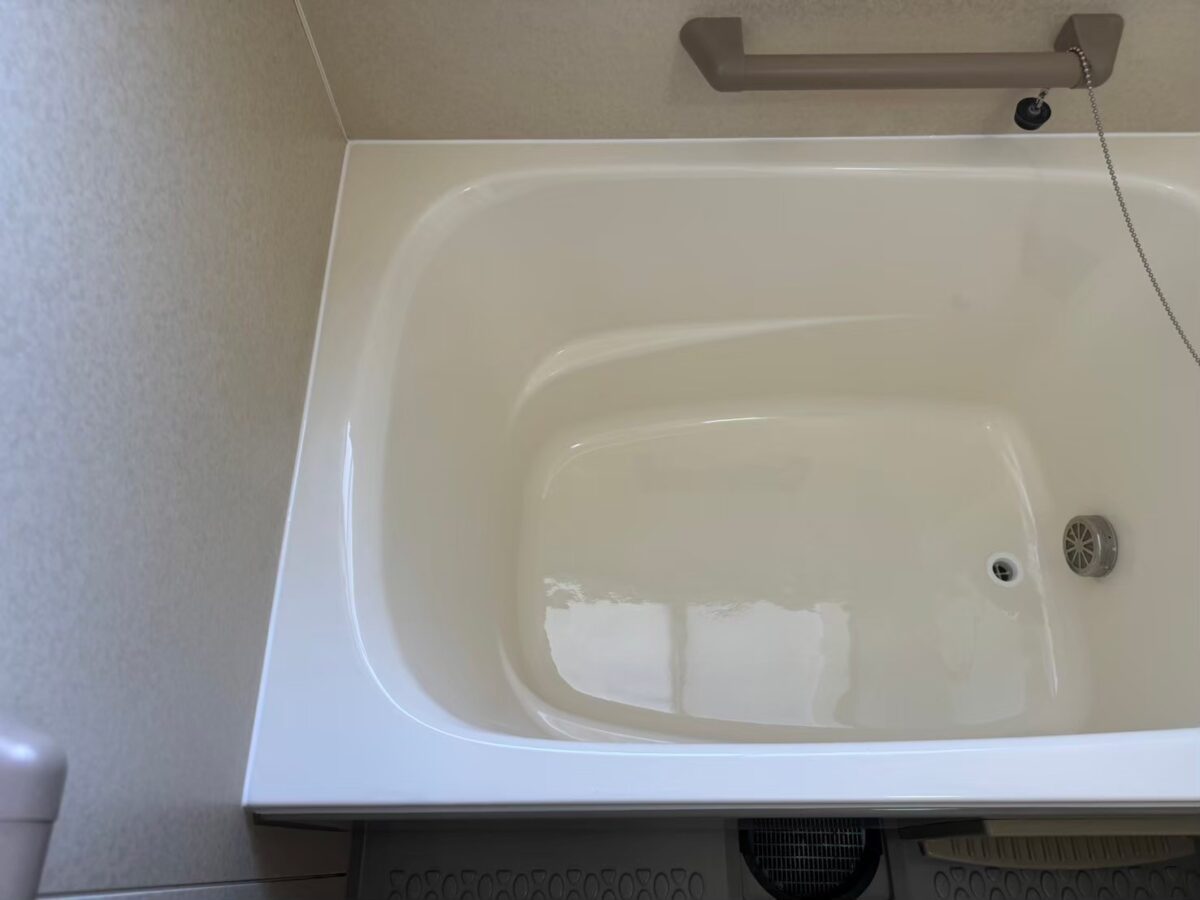施工後、浴槽を斜め上から見たところ。ひび割れの線は見当たらない