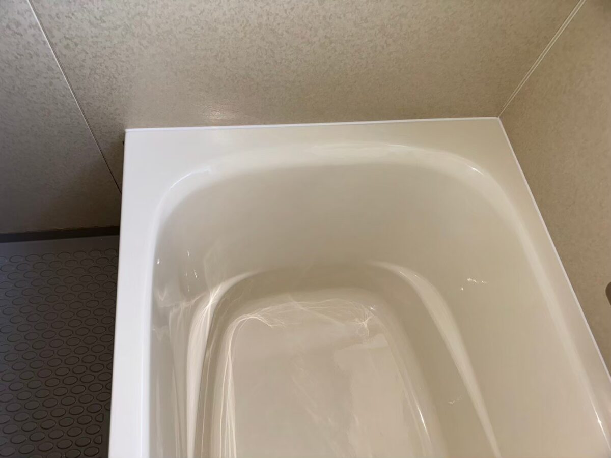 施工後、浴槽の端から内側を見たところ。排水口のまわりもきれいに仕上がっている